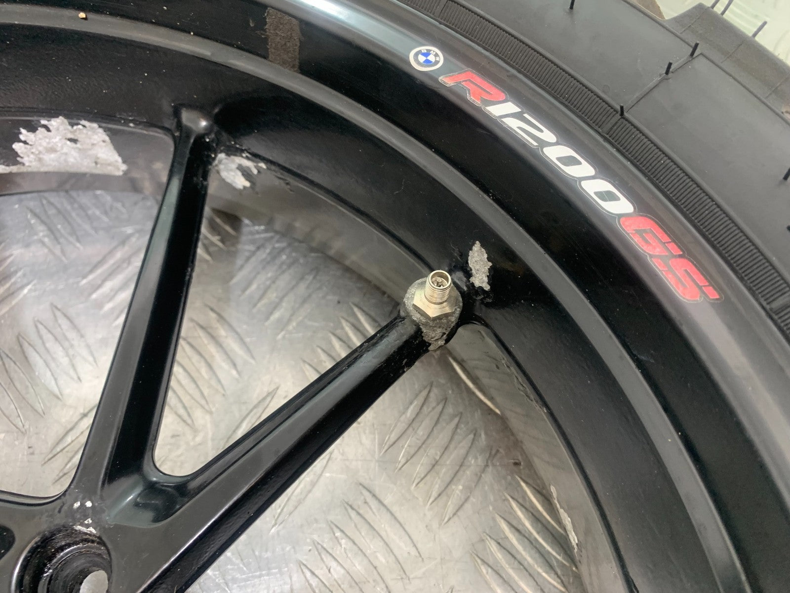 BMW R1200 R 1200 GS REAR WHEL (WITH GOOD TYRE)  YEAR 2013-2016 (CMB1257)