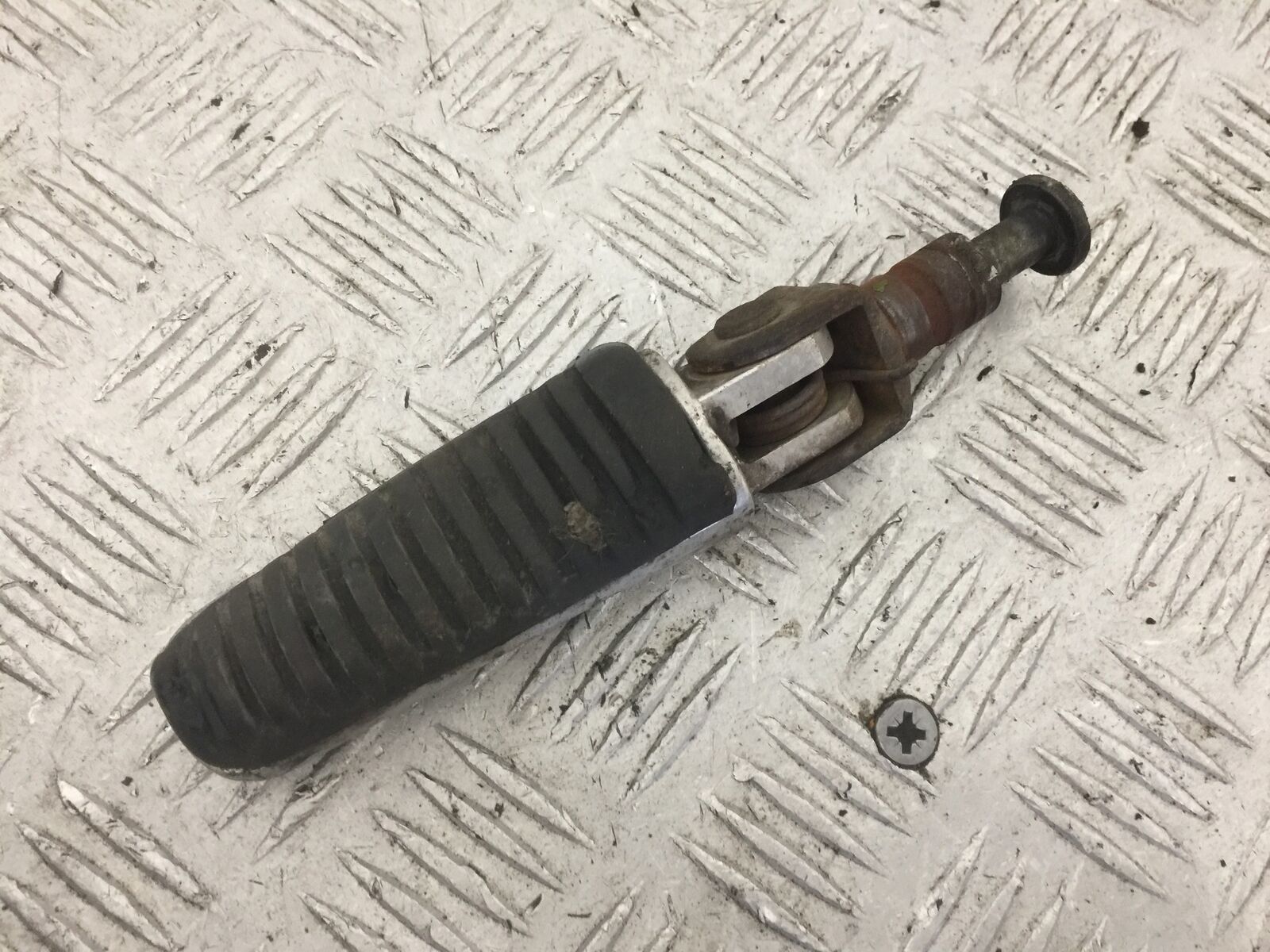 YAMAHA FZS600 FAZER 600 FRONT LEFT PEG   YEAR 1998-2001 (STOCK 844)