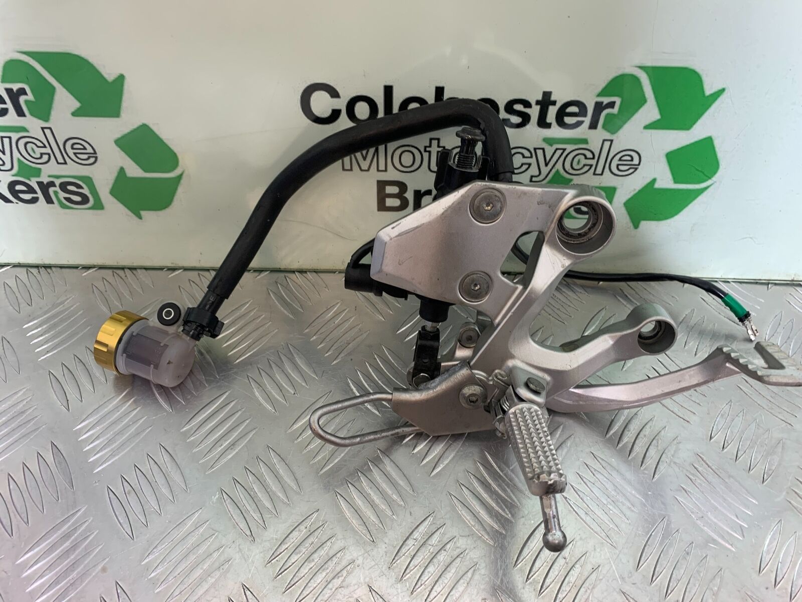 YAMAHA MT09 MT-09 FRONT RIGHT HANGER AND BRAKE LEVER  YEAR 2013-2016 (STOCK 997)