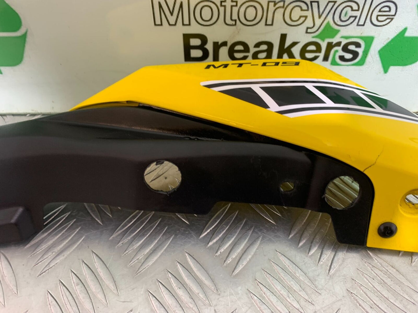 YAMAHA MT09 MT-09 RIGHT SEAT PANEL YEAR 2013-2016  (STOCK 997)