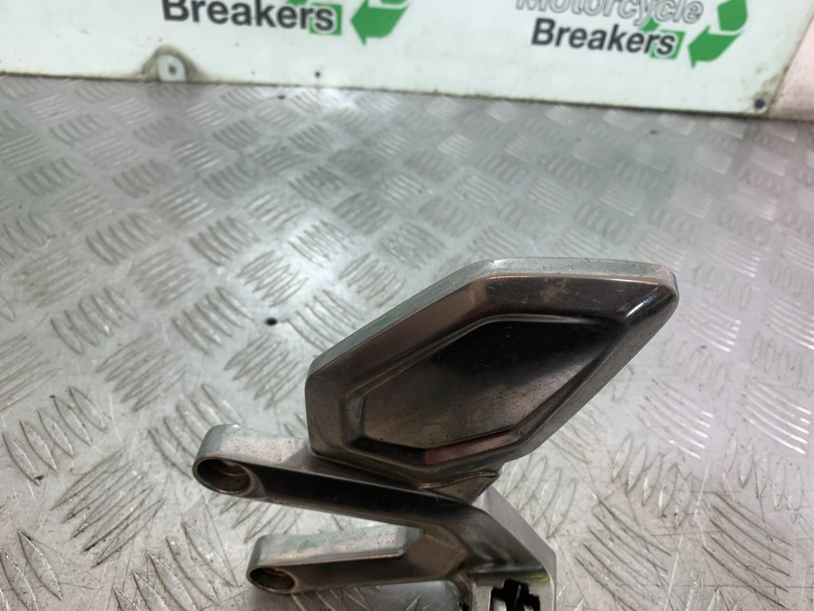 TRIUMPH TRIDENT 660 FRONT LEFT HANGER AND PEG  YEAR 2021-2024 (CMB1295)