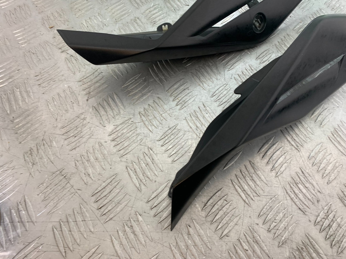 APRILIA TUONO 1000 V4R LEFT AND RIGHT SEAT PANELS  YEAR 2011-13  (CMB1316)