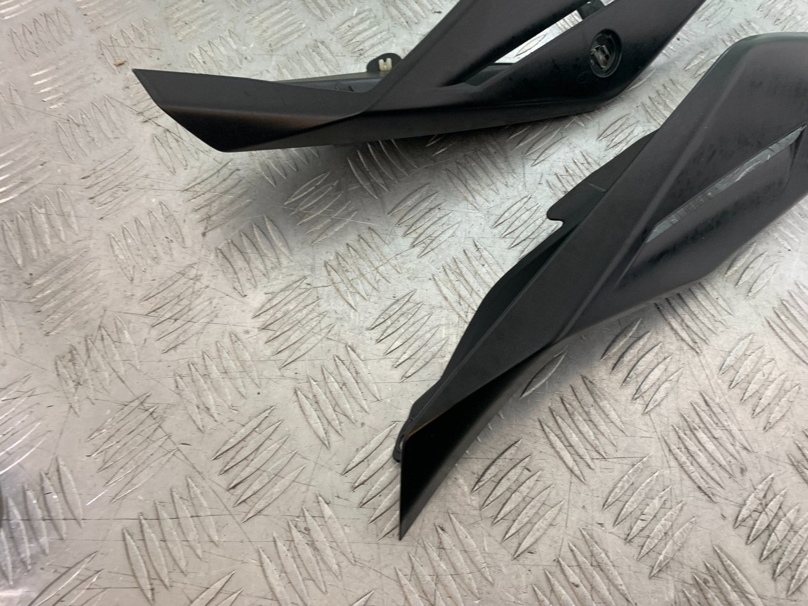 APRILIA TUONO 1000 V4R LEFT AND RIGHT SEAT PANELS  YEAR 2011-13  (CMB1316)