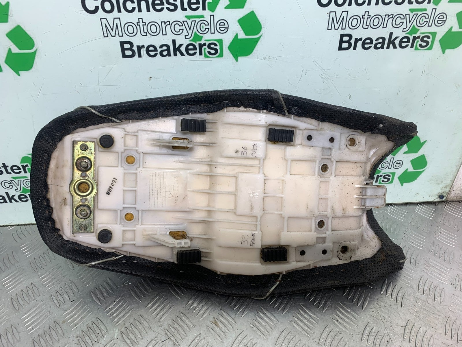 SUZUKI GSF600 GSF 600 BANDIT SEAT 2000-2004 (CMB1269)