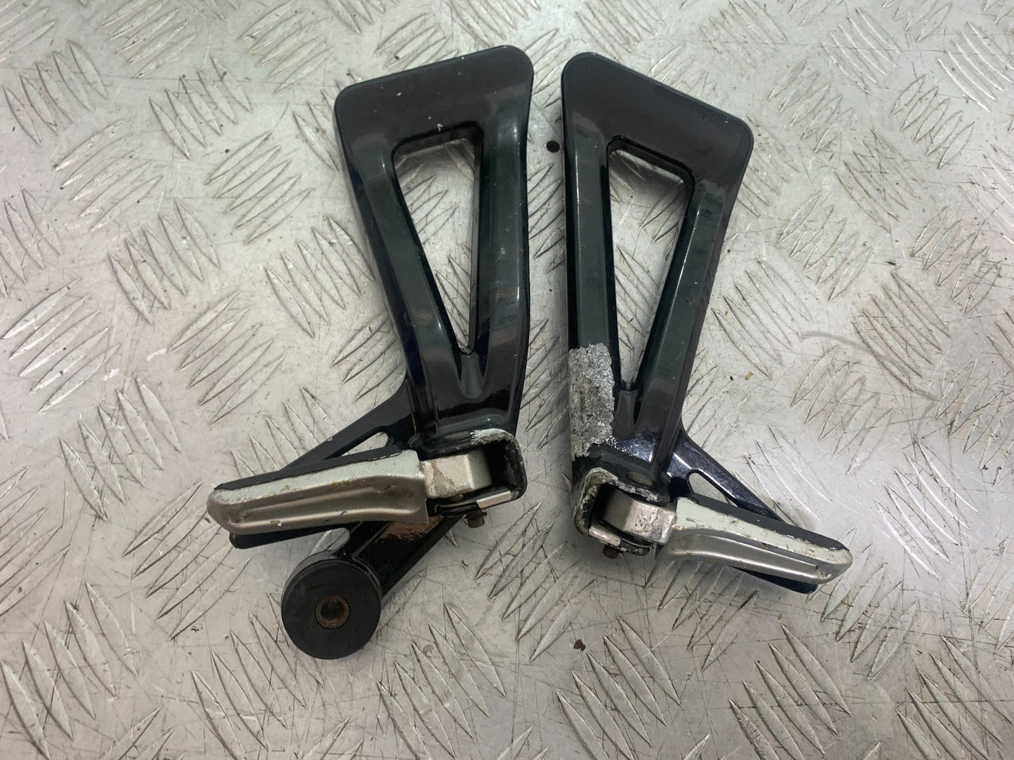 SUZUKI GSX750 INAZUMA REAR HANGERS AND PEGS   YEAR 1998-2003 (CMB1308)