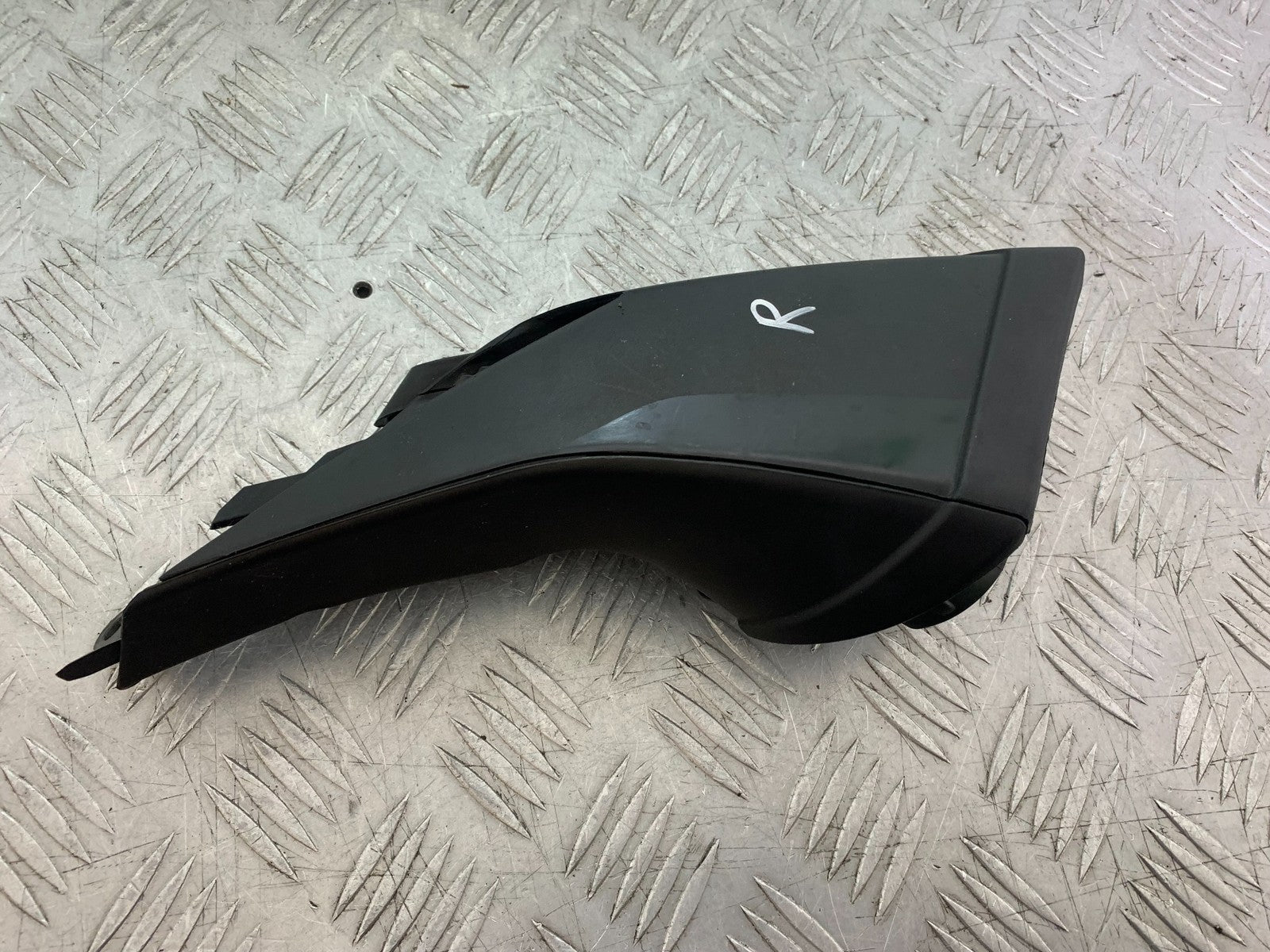 APRILIA TUONO 1000 V4R RIGHT AIR TUBE  YEAR 2011-13  (CMB1316)
