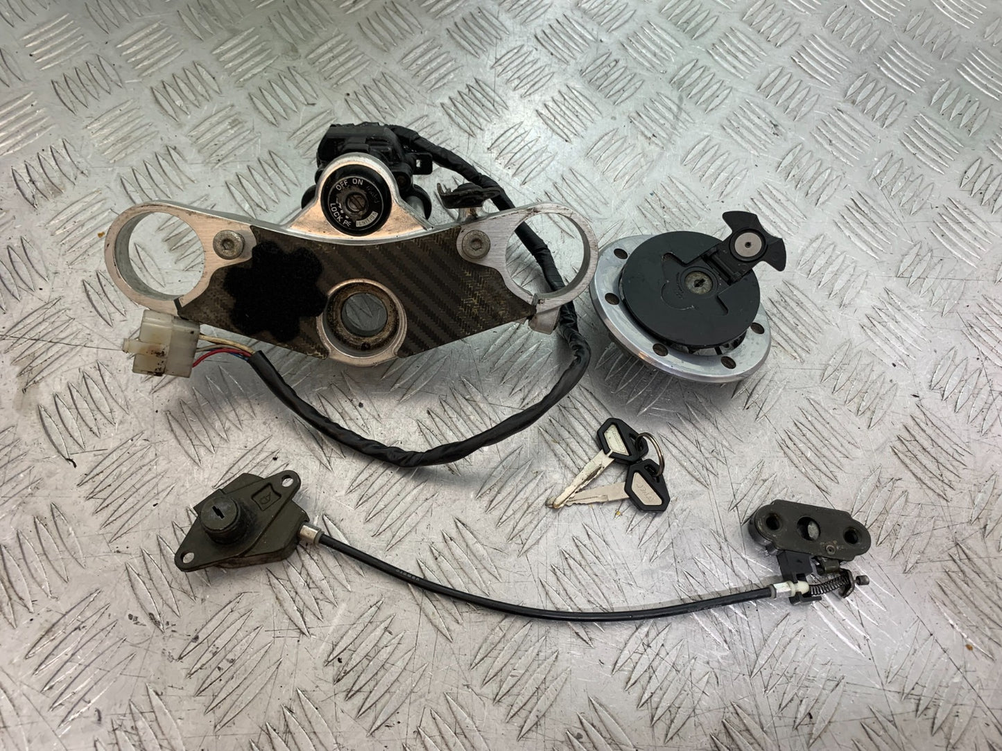KAWASAKI ZX9R ZX9 R LOCKSET AND KEYS  YEAR 1998-1999 (CMB1329)