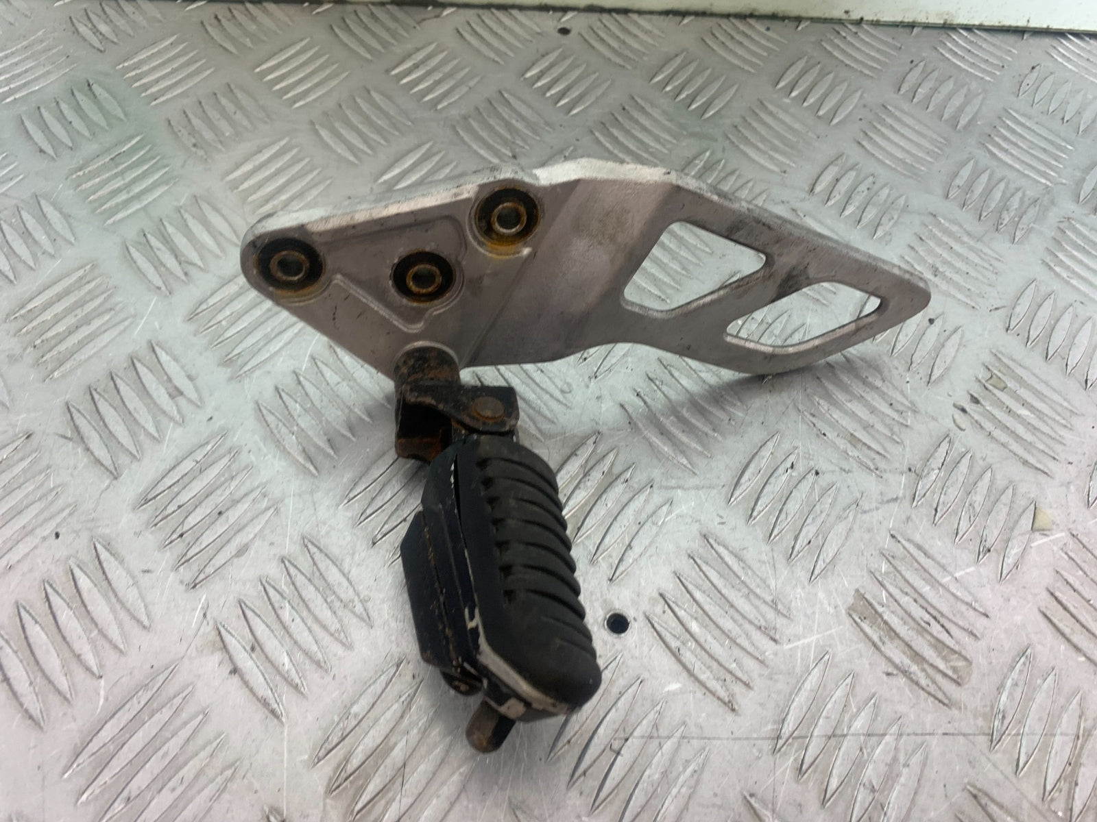 SUZUKI GSF650 GSF 650 FRONT LEFT HANGER   YEAR 2007-2009  (CMB1161)