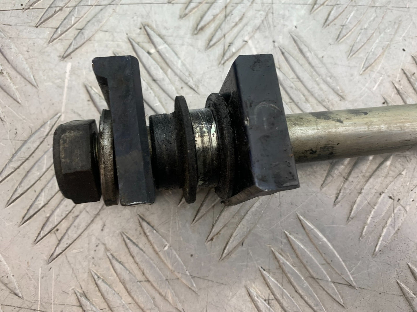 YAMAHA XVS 1300 MIDNIGHT STAR REAR WHEEL SPINDLE  YEAR 2007-16 (CMB1200)