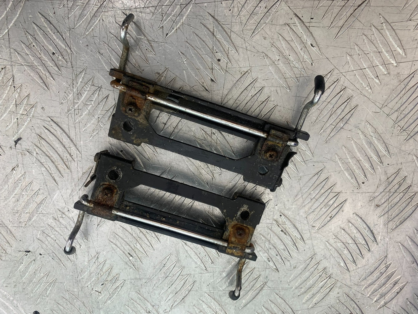 KAWASAKI GPZ600 GPZ 600 LUGGAGE HOOKS YEAR 1988-90 (CMB1258)