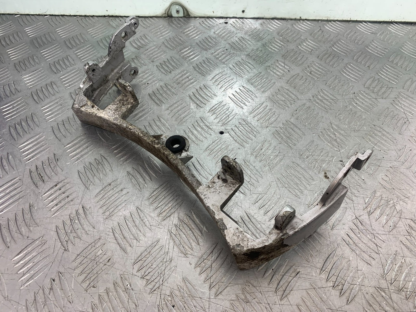KAWASAKI GPZ600 GPZ 600 TOP FAIRING LOWER JOINER    YEAR 1988-90 (CMB1258)