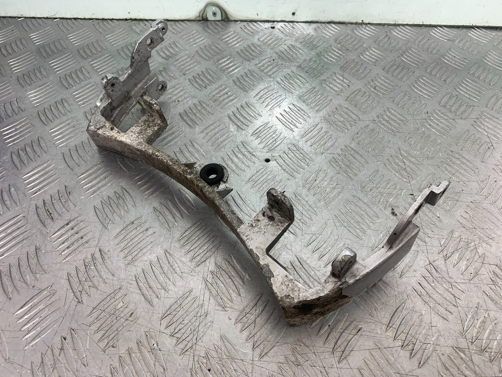 KAWASAKI GPZ600 GPZ 600 TOP FAIRING LOWER JOINER    YEAR 1988-90 (CMB1258)