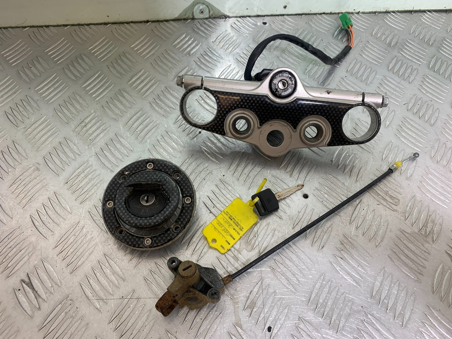 SUZUKI GSF1200  GSF 1200 BANDIT LOCKS AND KEY   YEAR 1997-2000 (CMB1149)