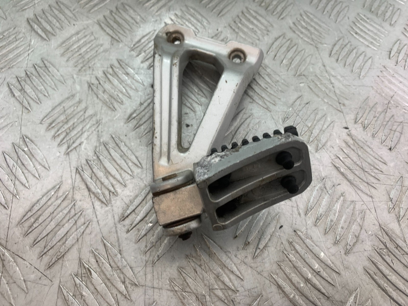 SINNIS TERRAIN 125 LEFT REAR HANGER AND PEG YEAR 2017-2020 (CMB1241)