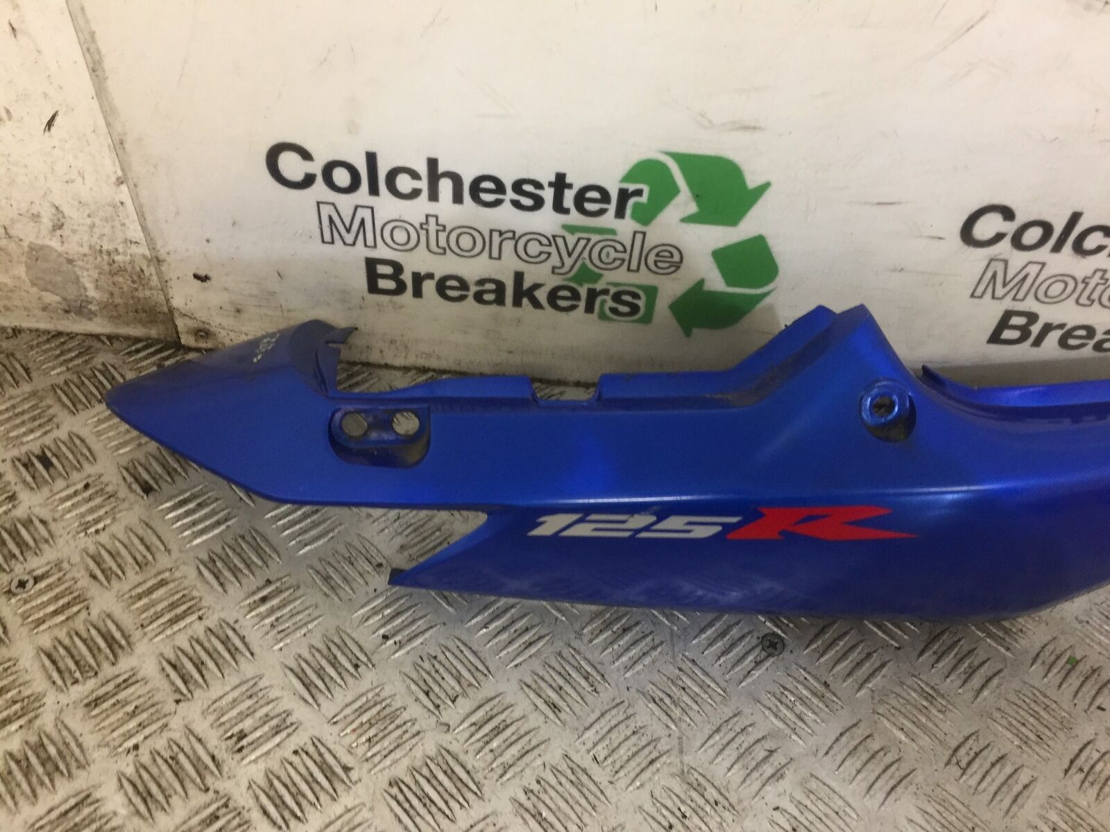 HONDA CBR125 CBR 125 RIGHT SEAT PANEL  YEAR 2004-06  (STOCK 688)