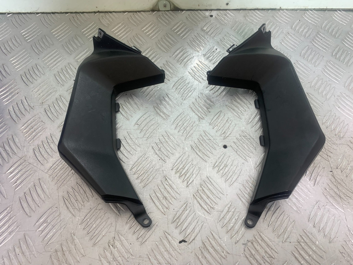 APRILIA SL750 SL 750 SHIVER LEFT & RIGHT TANK INFILLS  YEAR 2008-2016 (CMB1242)