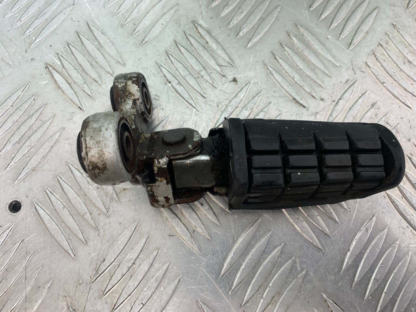 YAMAHA FJ1100 FJ 1100 FRONT RIGHT FOOTPEG   YEAR 1984-1985 (CMB1101)