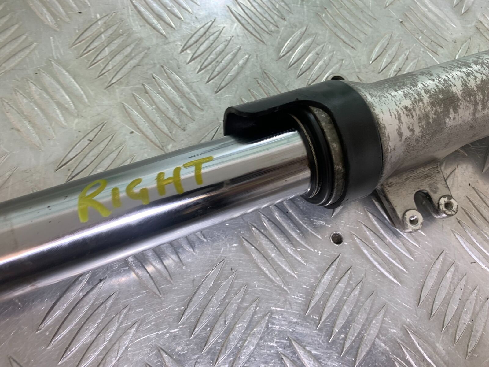 HONDA CBR1100 BLACKBIRD RIGHT FORK YEAR 1996-1998 (CMB1017)