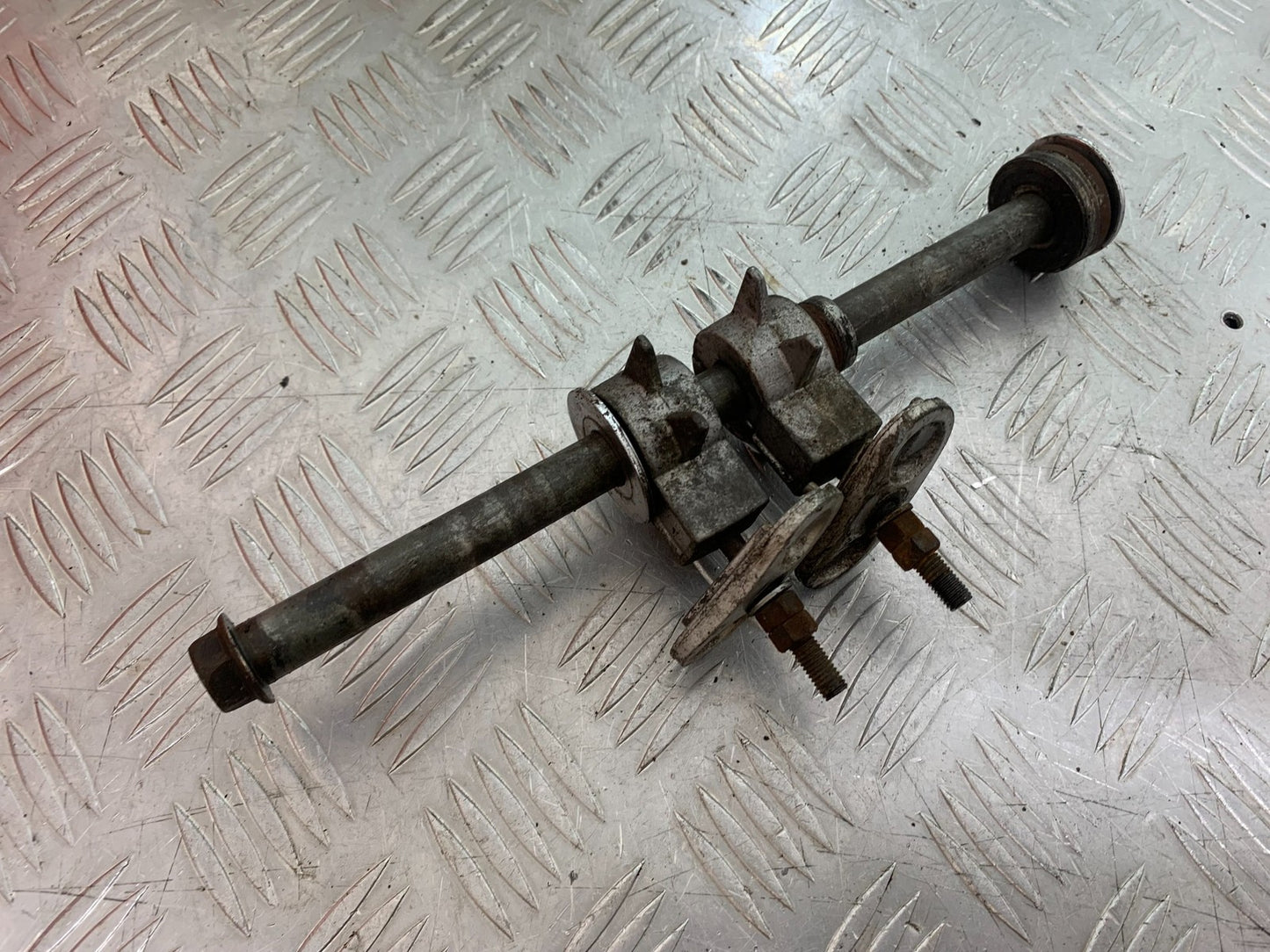 YAMAHA XJ600 XJ 600 DIVERSION REAR WHEEL SPINDLE  1998-2000 (CMB1191)