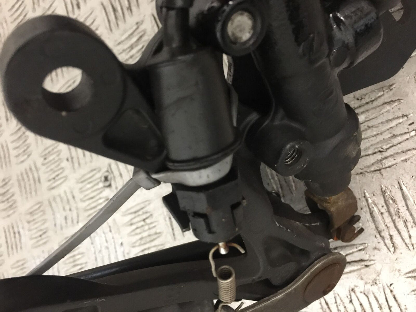 KAWASAKI ZX6R FRONT RIGHT HANGER  YEAR 2009-2012  (STOCK 897)