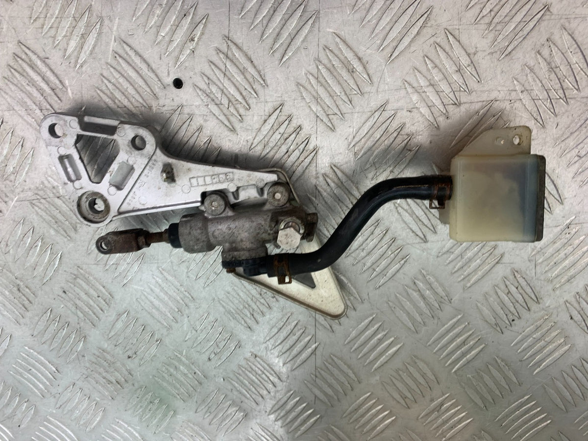 SUZUKI GSXR600 GSXR 600 SRAD FRONT RIGHT HANGER   YEAR 1997-2000 (CMB1276)