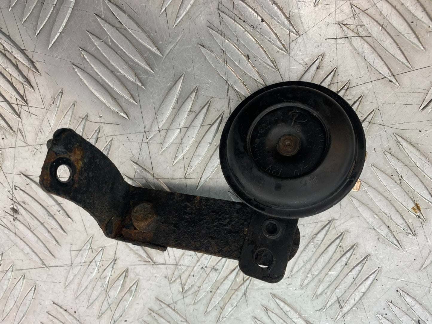 QINGQI QM125 GY-2B HORN AND BRACKET   YEAR 2016 (CMB1228)