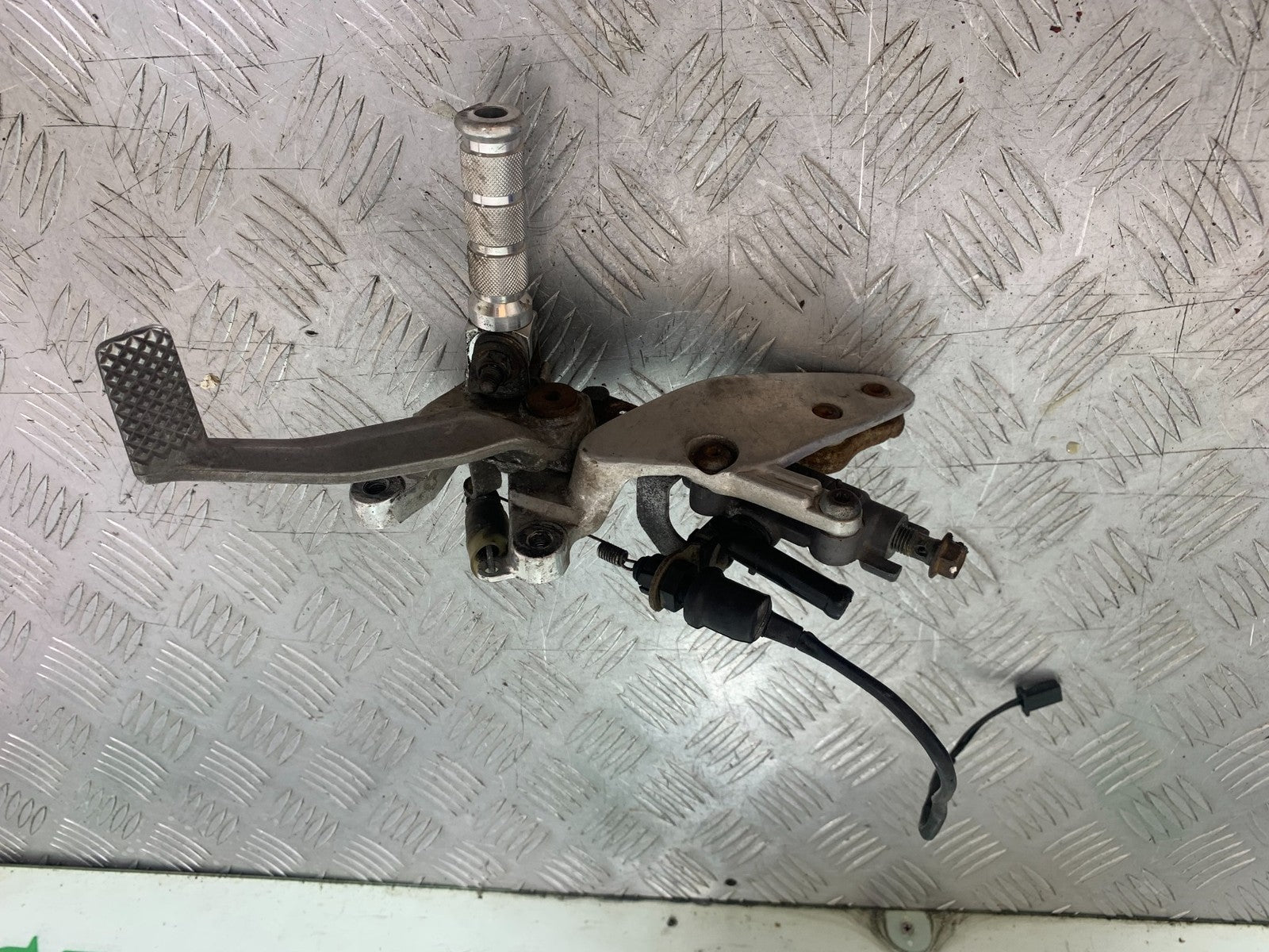YAMAHA YZF1000 THUNDERACE FRONT RIGHT HANGER  YEAR 1997-2000 (CMB1204)