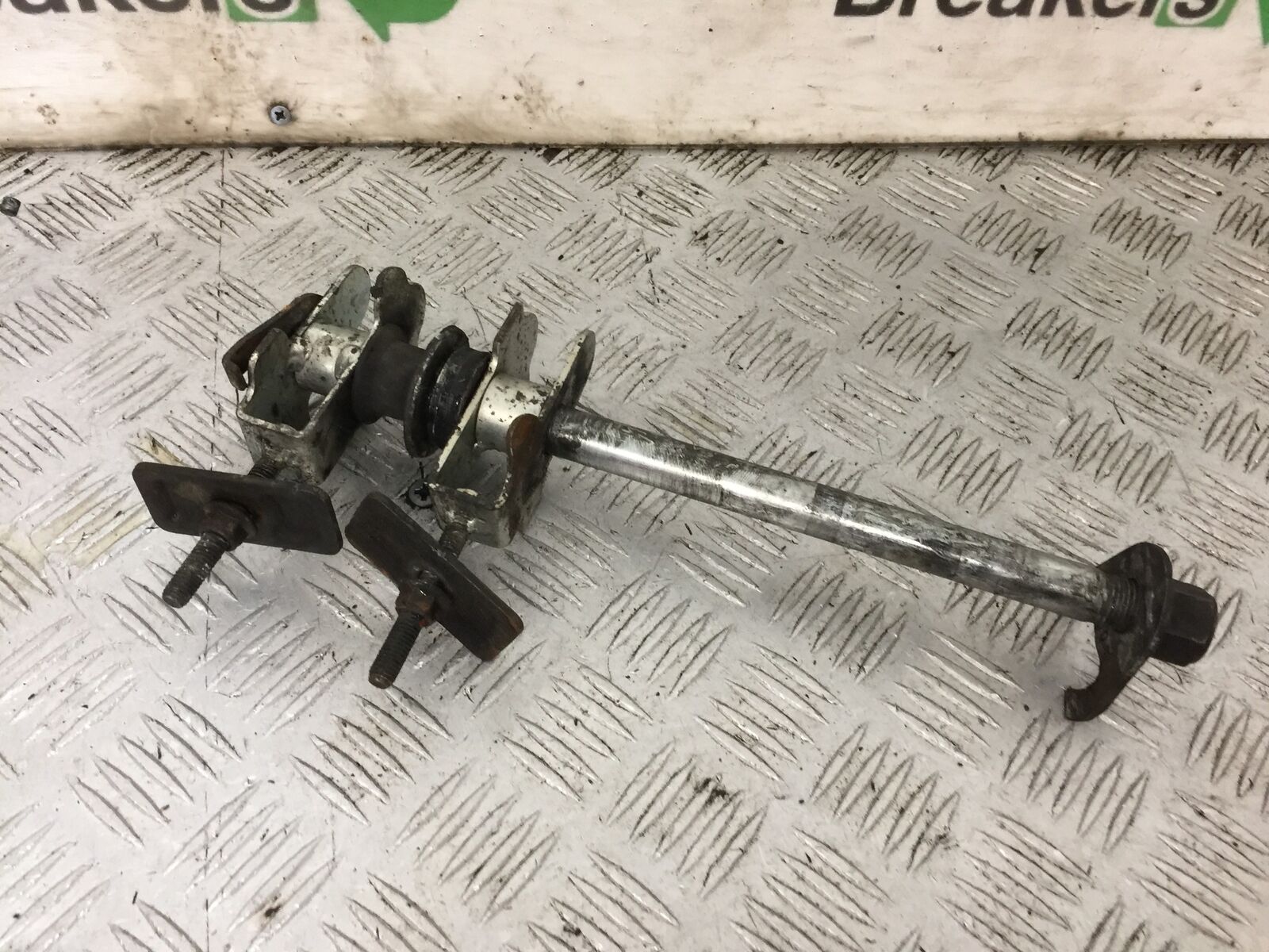 SUZUKI GS500 GS 500 REAR WHEEL SPINDLE   YEAR 2004-09 (STOCK 882)