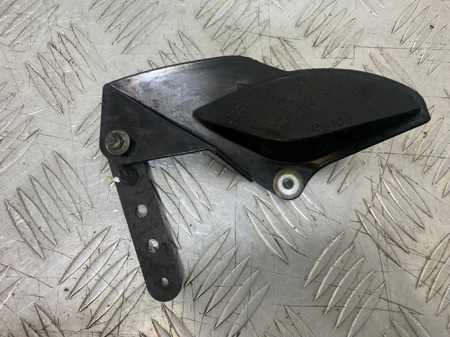 APRILIA RSV1000 R FACTORY MILLE CHAIN GUARD   2004-09 (CMB1203)