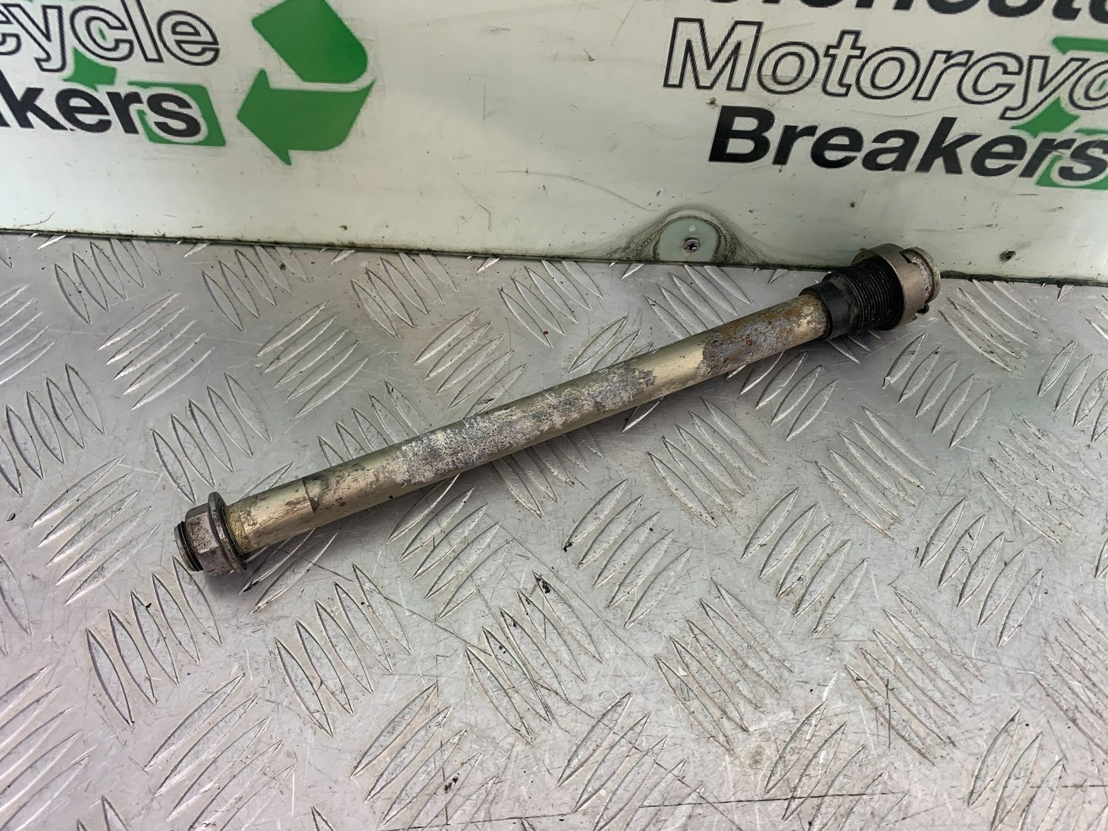 KAWASAKI ZX10R ZX10 R SWINGARM  SPINDLE   2008-2010 (CMB1206)