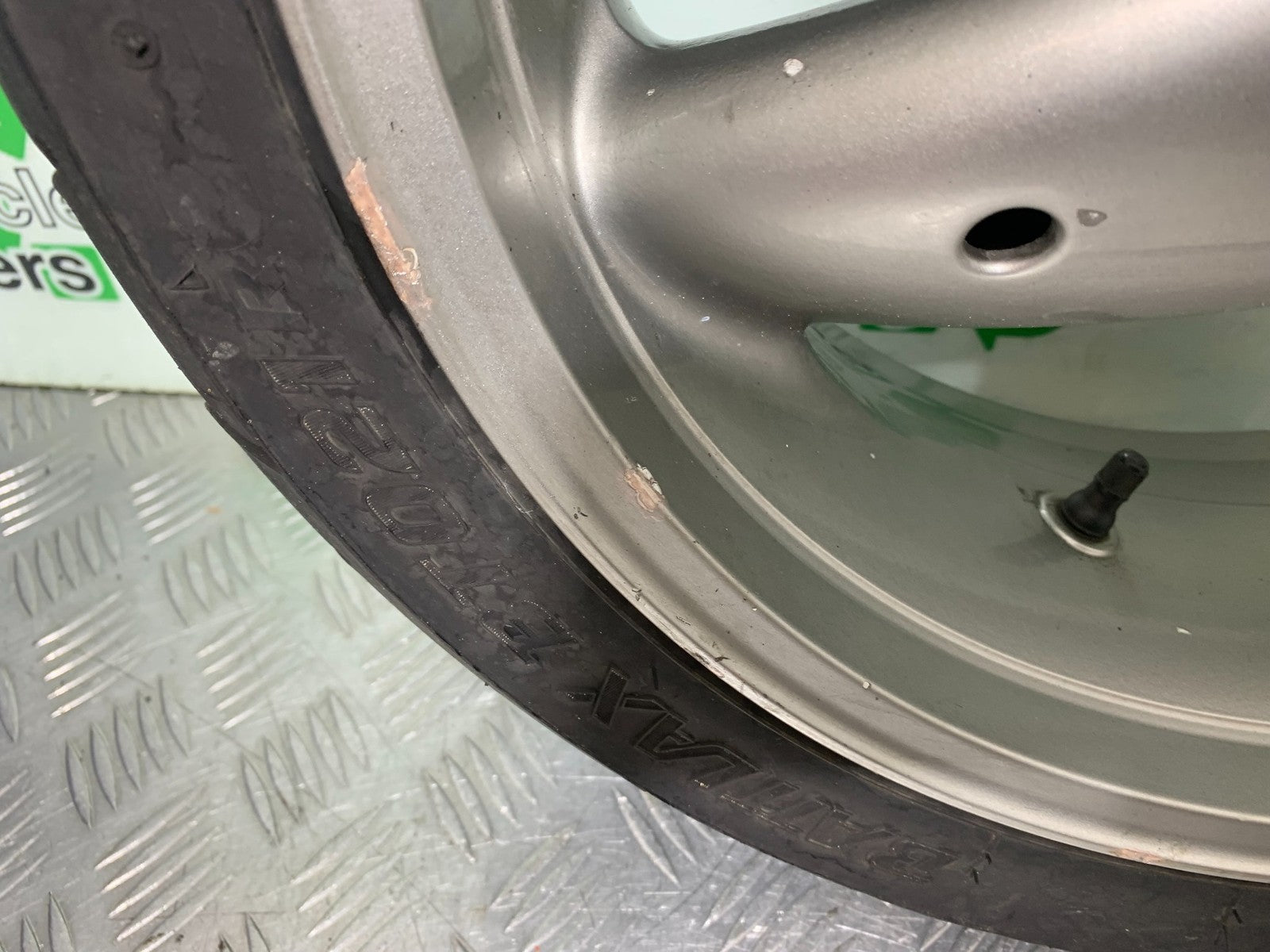 TRIUMPH 955i SPRINT ST REAR WHEEL  YEAR 1999-04 (CMB1230)