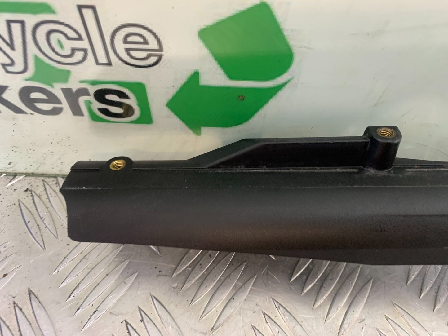 TRIUMPH SPEED TRIPLE R 1050 CHAIN GUARD   2009 (CMB1183)