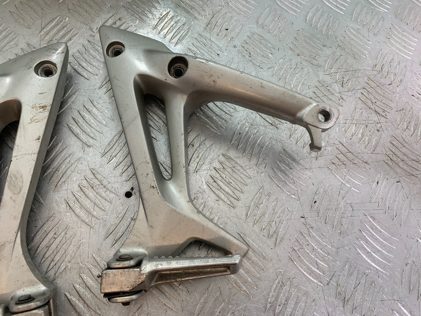 HONDA VFR800 VFR 800 V-TEC REAR HANGERS AND PEGS  YEAR 2002 -09 (CMB1296)