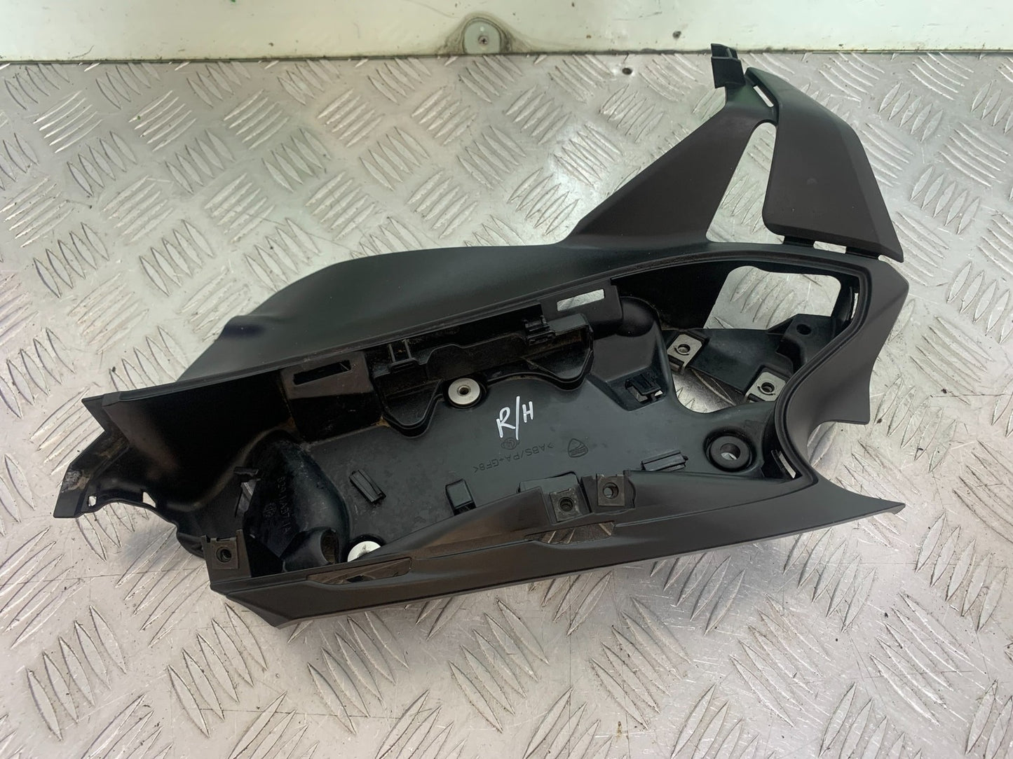 DUCATI 1299 PANIGALE RIGHT INNER INFILL COVER   YEAR 2016 (CMB 1187)