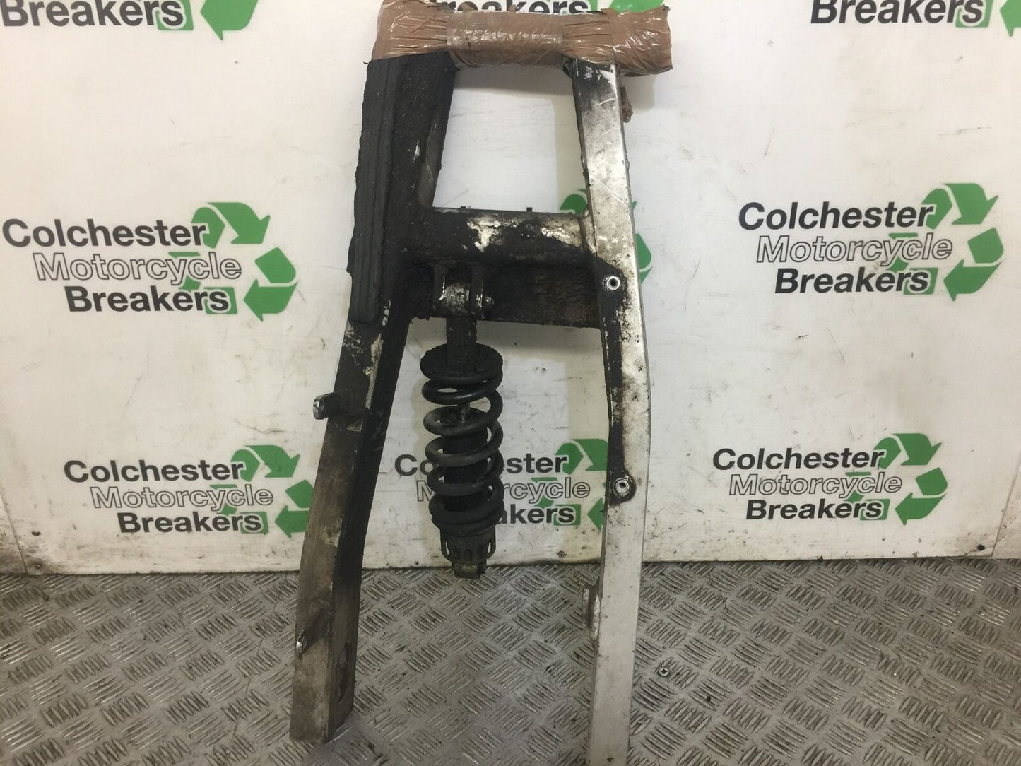 YAMAHA FZ6 REAR SHOCK AND SWINGARM  YEAR 2005  (STOCK 589)