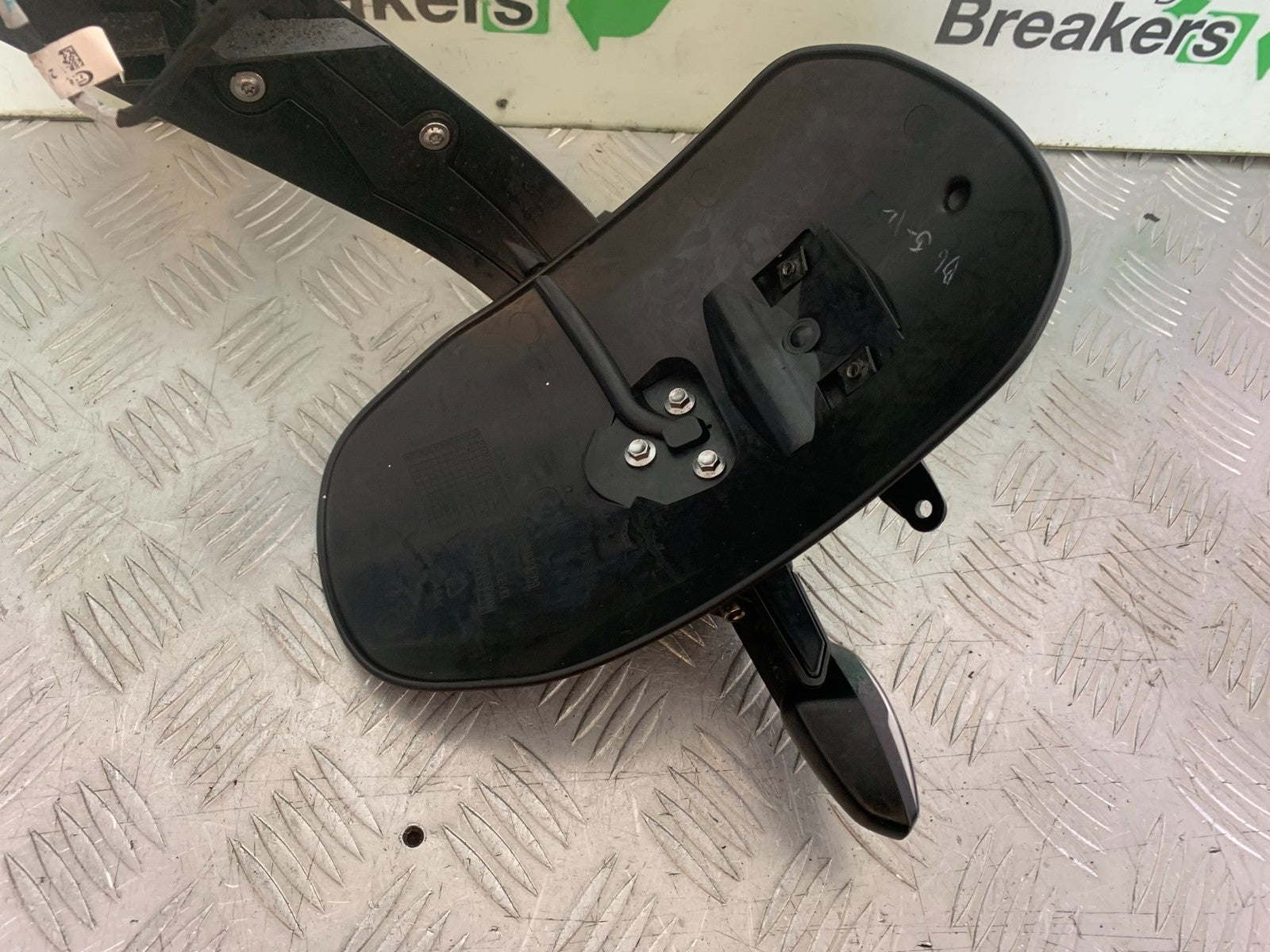 TRIUMPH TRIDENT 660 NUMBER PLATE HOLDER & INDICATORS  YEAR 2021-2024 (CMB1295)