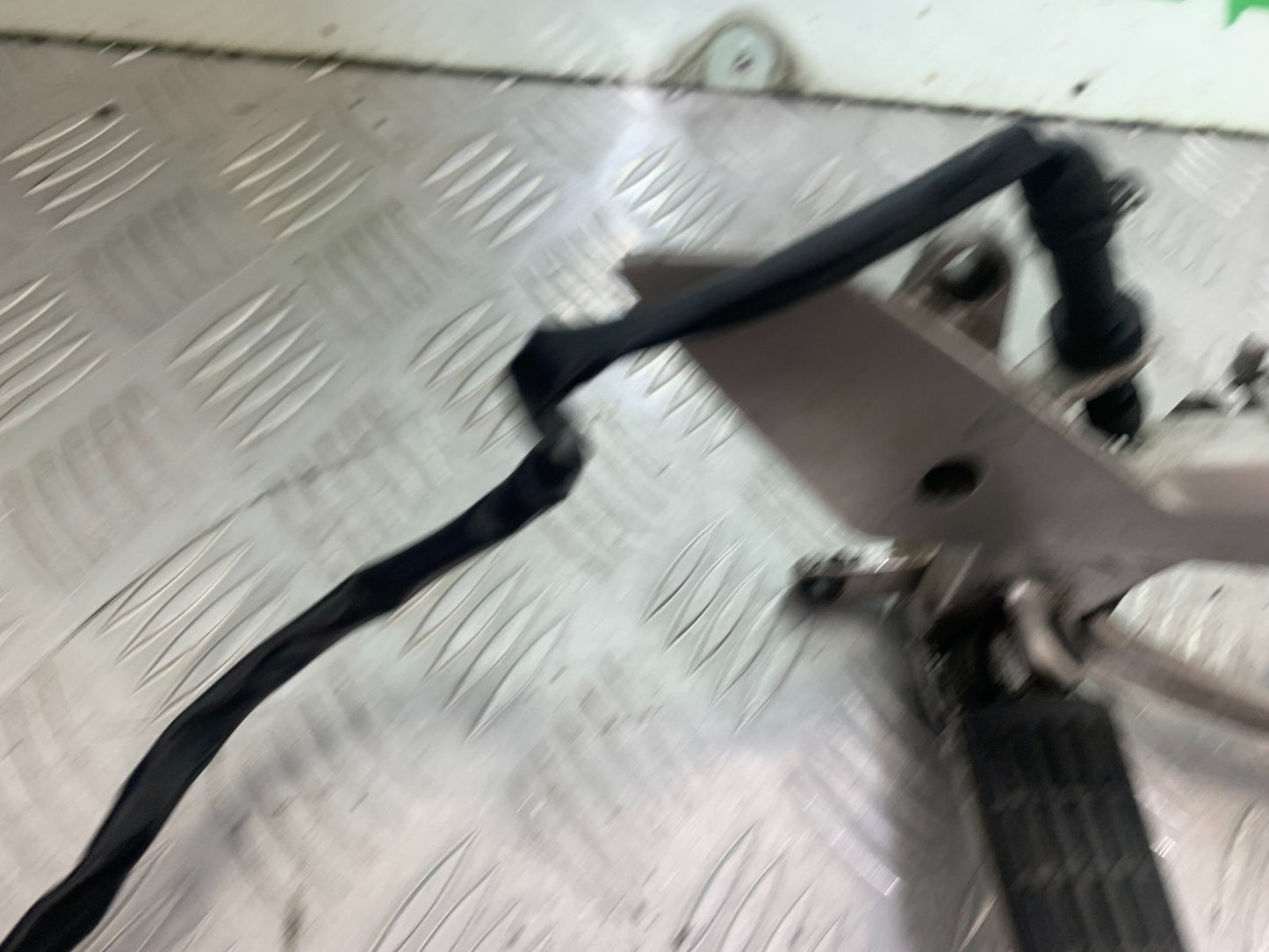 HONDA VFR800 PRE V-TEC FRONT RIGHT HANGER AND PEDAL  YEAR 1998-2001 (CMB1233)