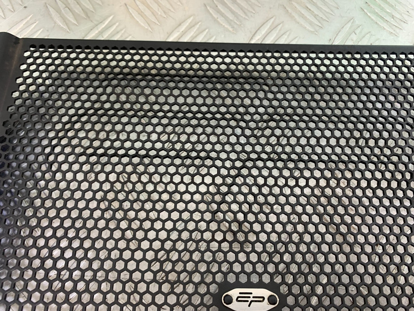 TRIUMPH SPEED TRIPLE R 1050 RADIATOR GRILL   2009 (CMB1183)