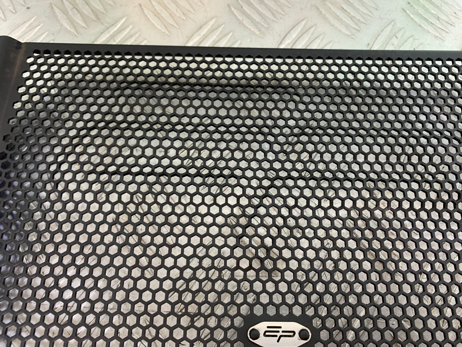 TRIUMPH SPEED TRIPLE R 1050 RADIATOR GRILL   2009 (CMB1183)