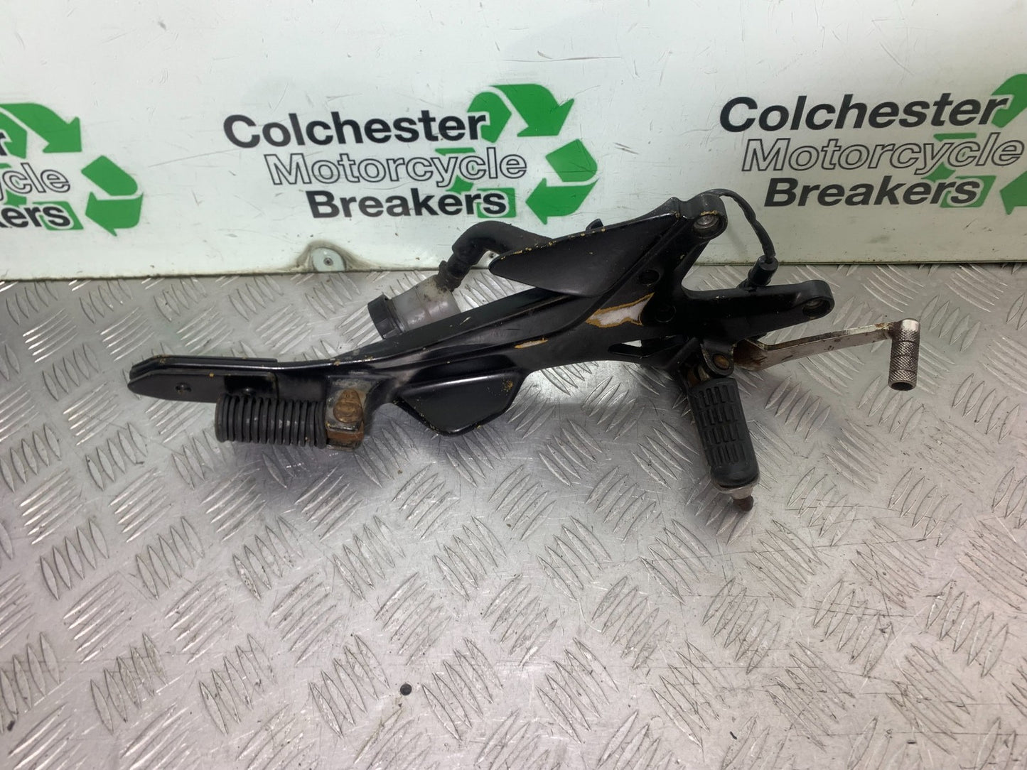 HONDA CBF600 CBF 600 RIGHT HANGER AND PEGS  YEAR 2004-07  (CMB1305)