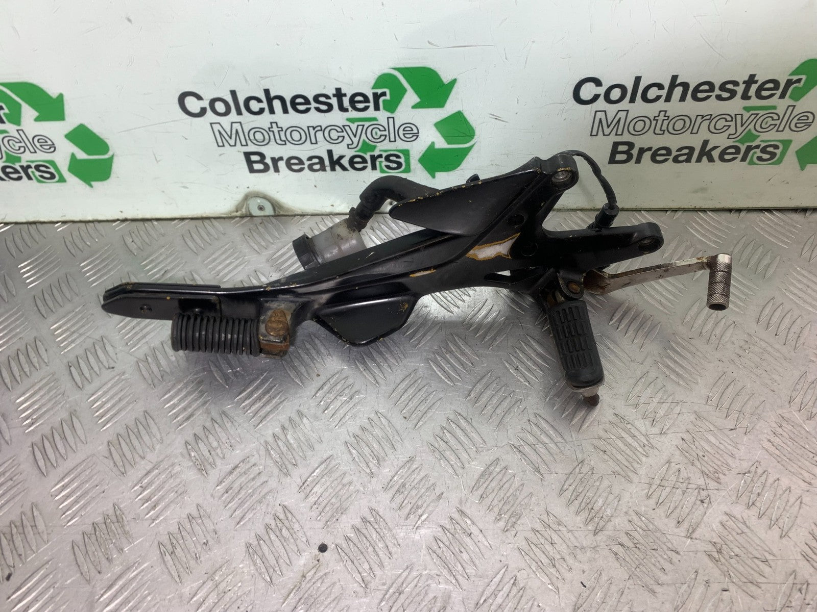 HONDA CBF600 CBF 600 RIGHT HANGER AND PEGS  YEAR 2004-07  (CMB1305)
