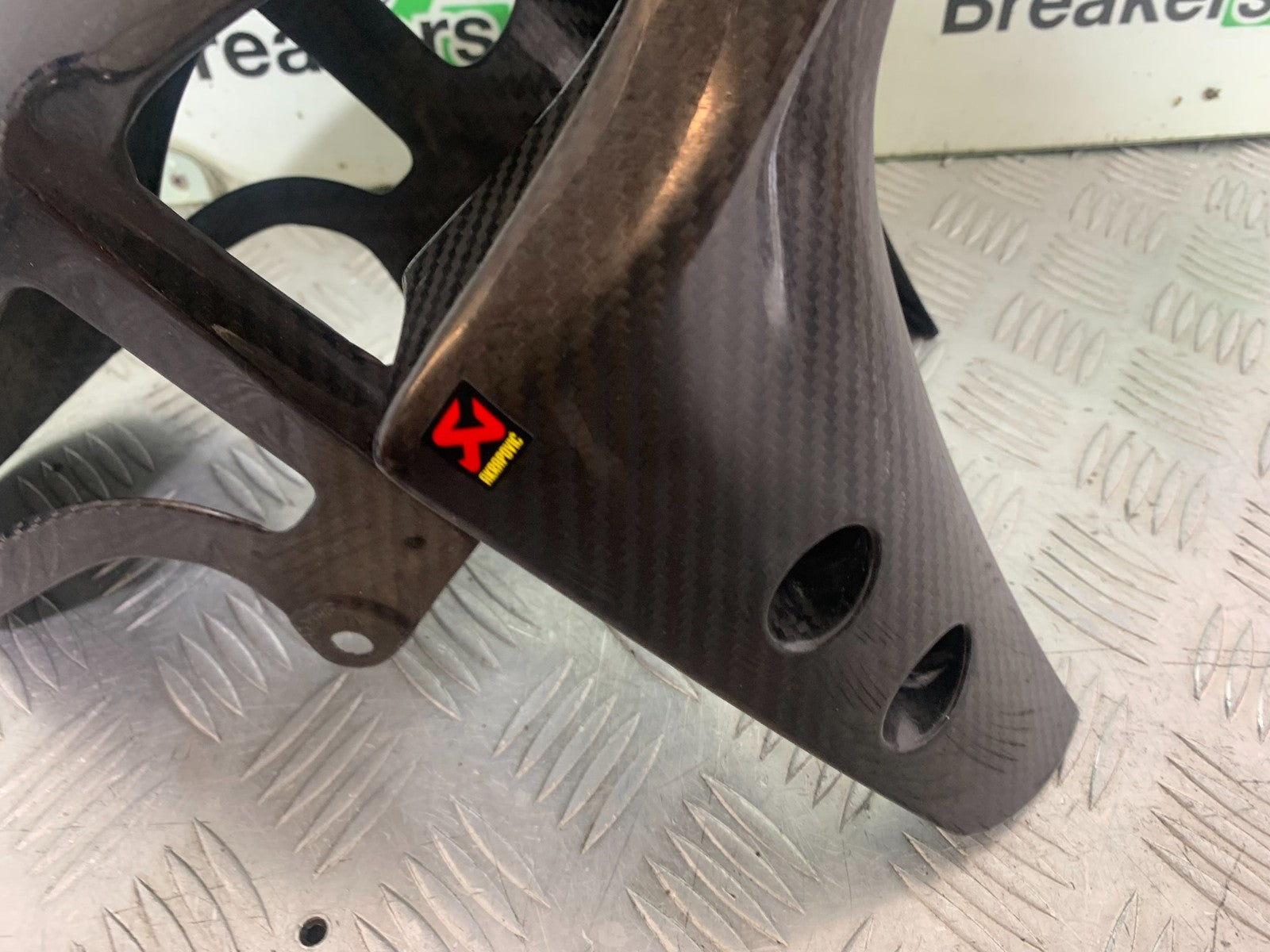 YAMAHA YZF R1 14 B BIG BANG CARBON FRONT MUDGUARD   2009-14 (CMB1175)