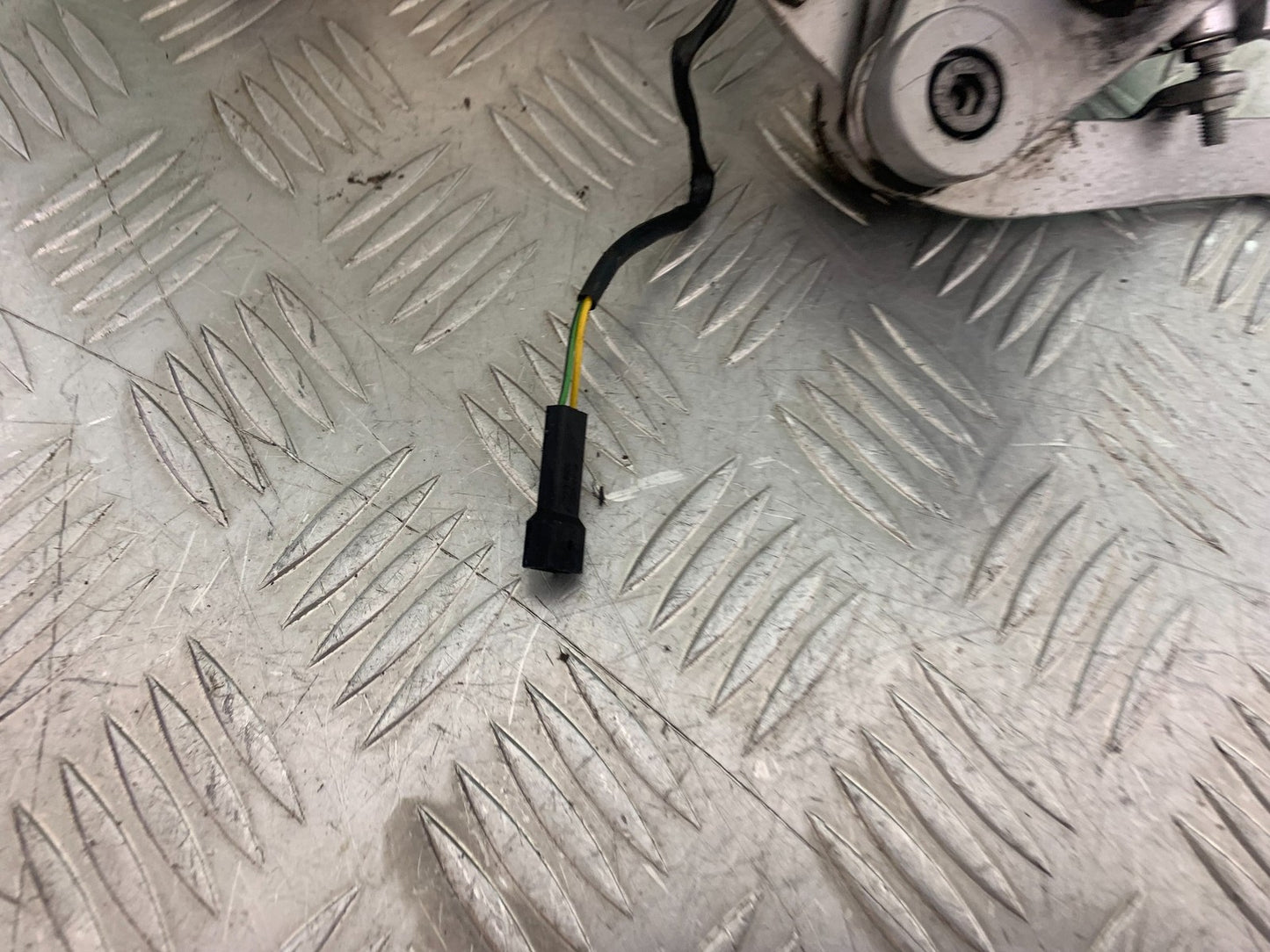 BMW R850 R R850R FRONT RIGHT HANGER   YEAR 1994-2002 (CMB1170)