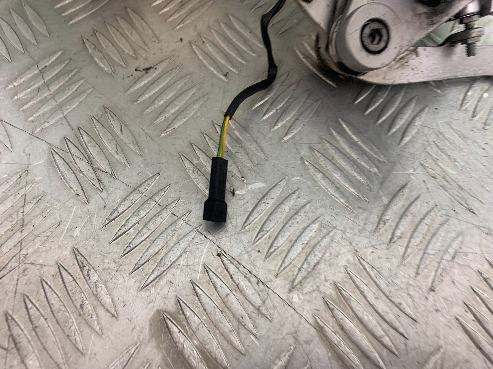 BMW R850 R R850R FRONT RIGHT HANGER   YEAR 1994-2002 (CMB1170)