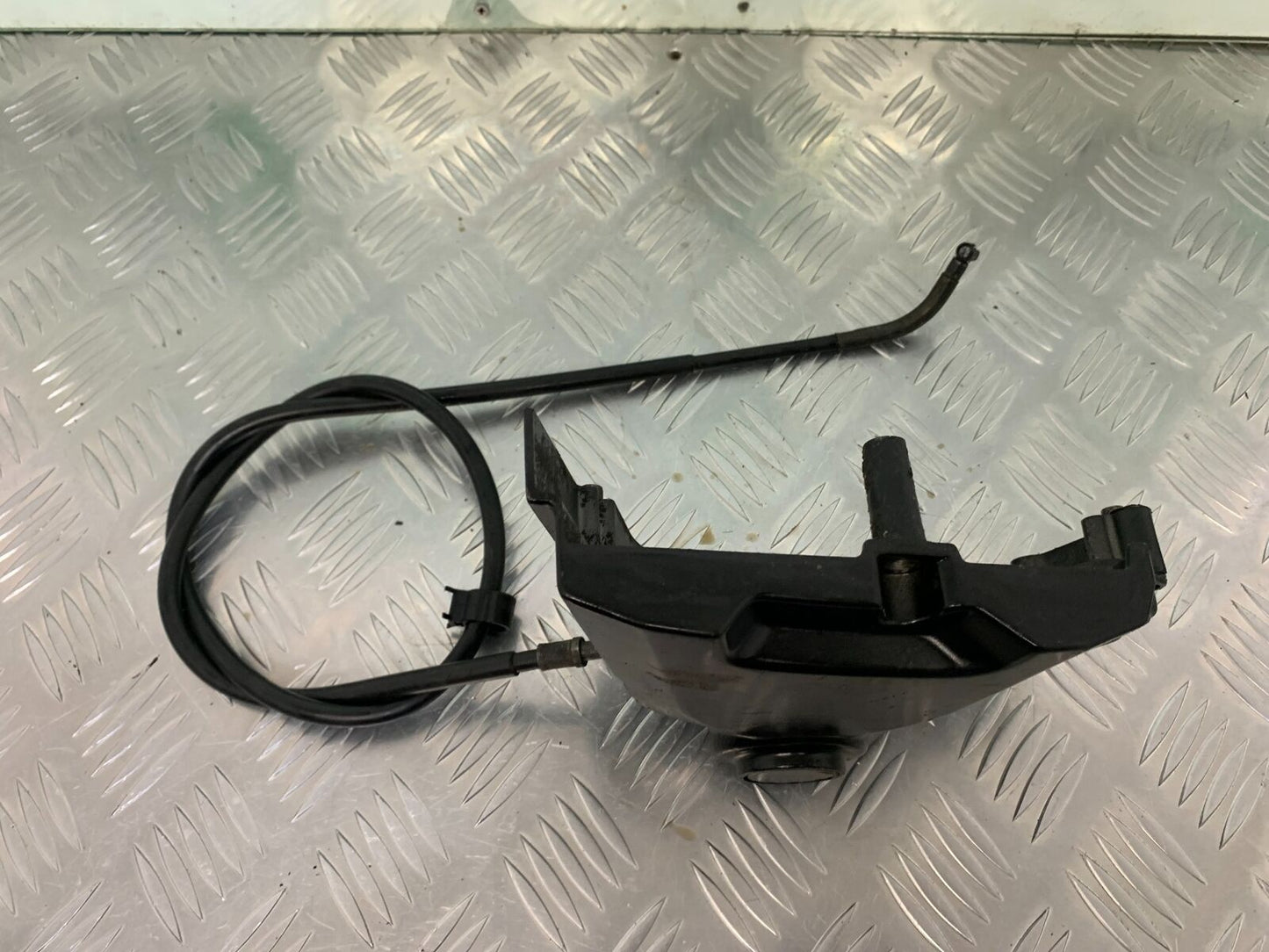 YAMAHA FZS600 FAZER 600 SPROCKET COVER  YEAR 2002-03  (STOCK 950)