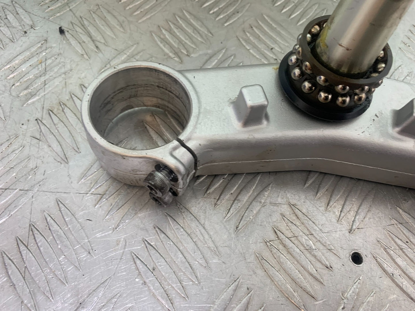 YAMAHA YZF R1 14 B BIG BANG BOTTOM YOKE   2009-14 (CMB1175)