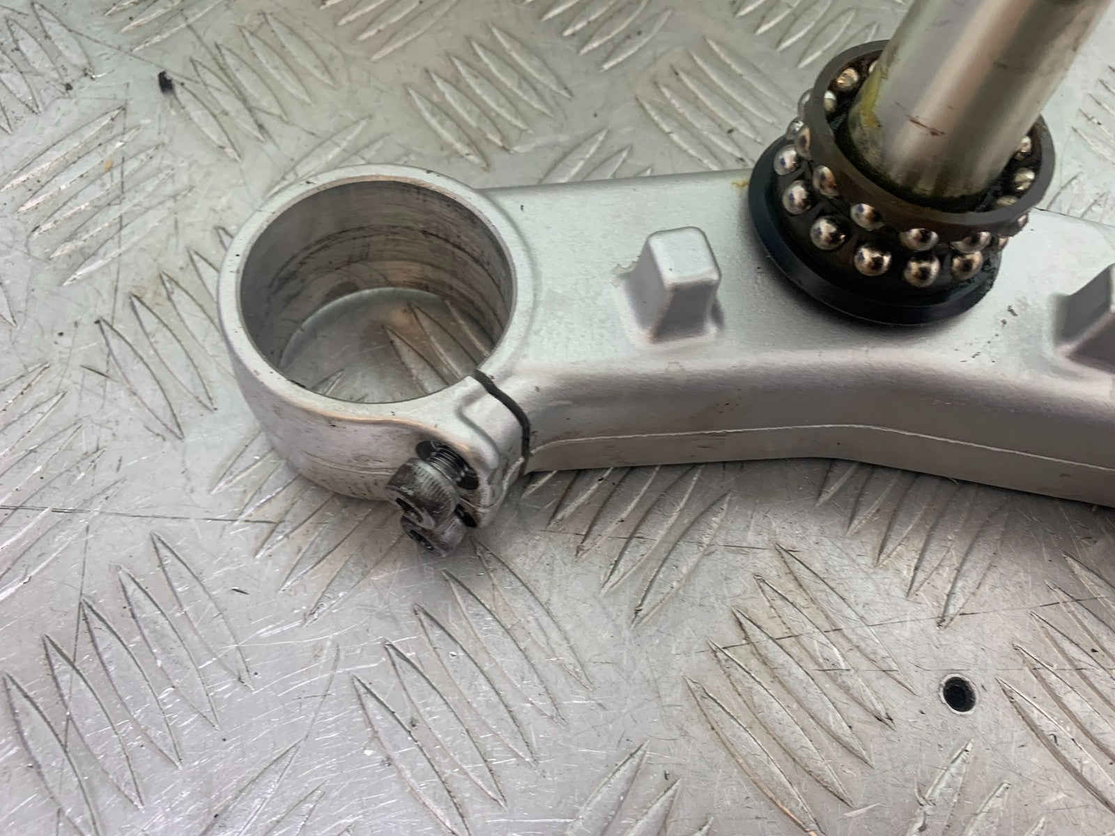 YAMAHA YZF R1 14 B BIG BANG BOTTOM YOKE   2009-14 (CMB1175)