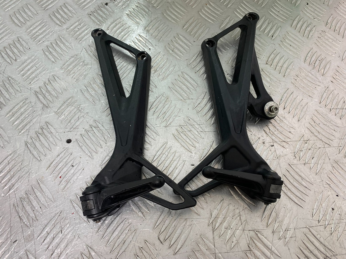 MV AGUSTA 800 F3 REAR HANGERS AND PEGS  YEAR 2017-2019 (CMB1227)