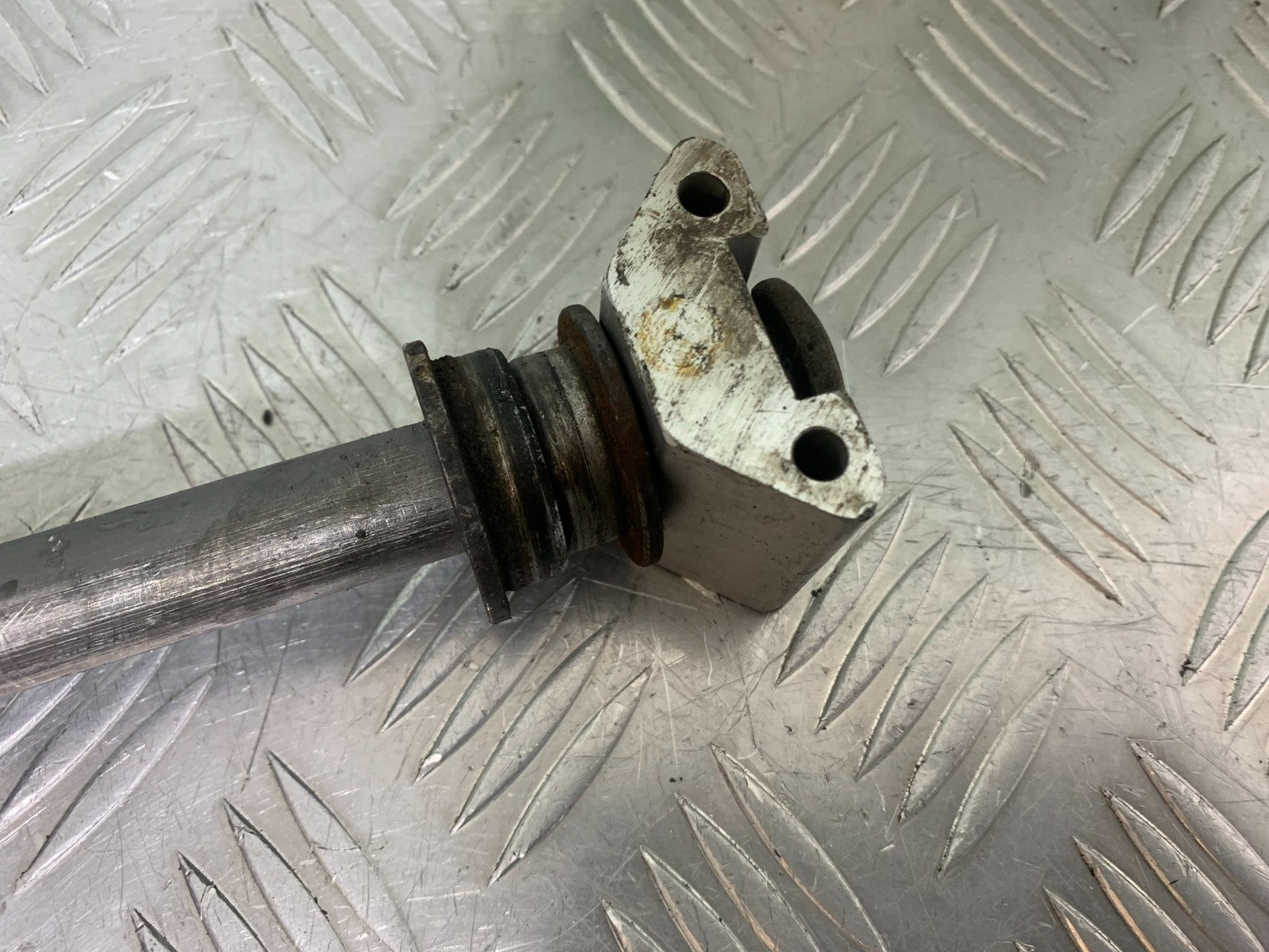 YAMAHA XJR1300 XJR 1300 REAR WHEEL SPINDLE 1999-2003 (CMB1119)