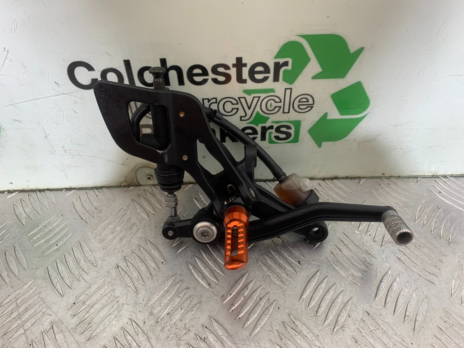 KTM 690 DUKE R LC4 RIGHT HANGER PEG REAR BRAKE PEDAL YEAR 2012-2015  (CMB1180)